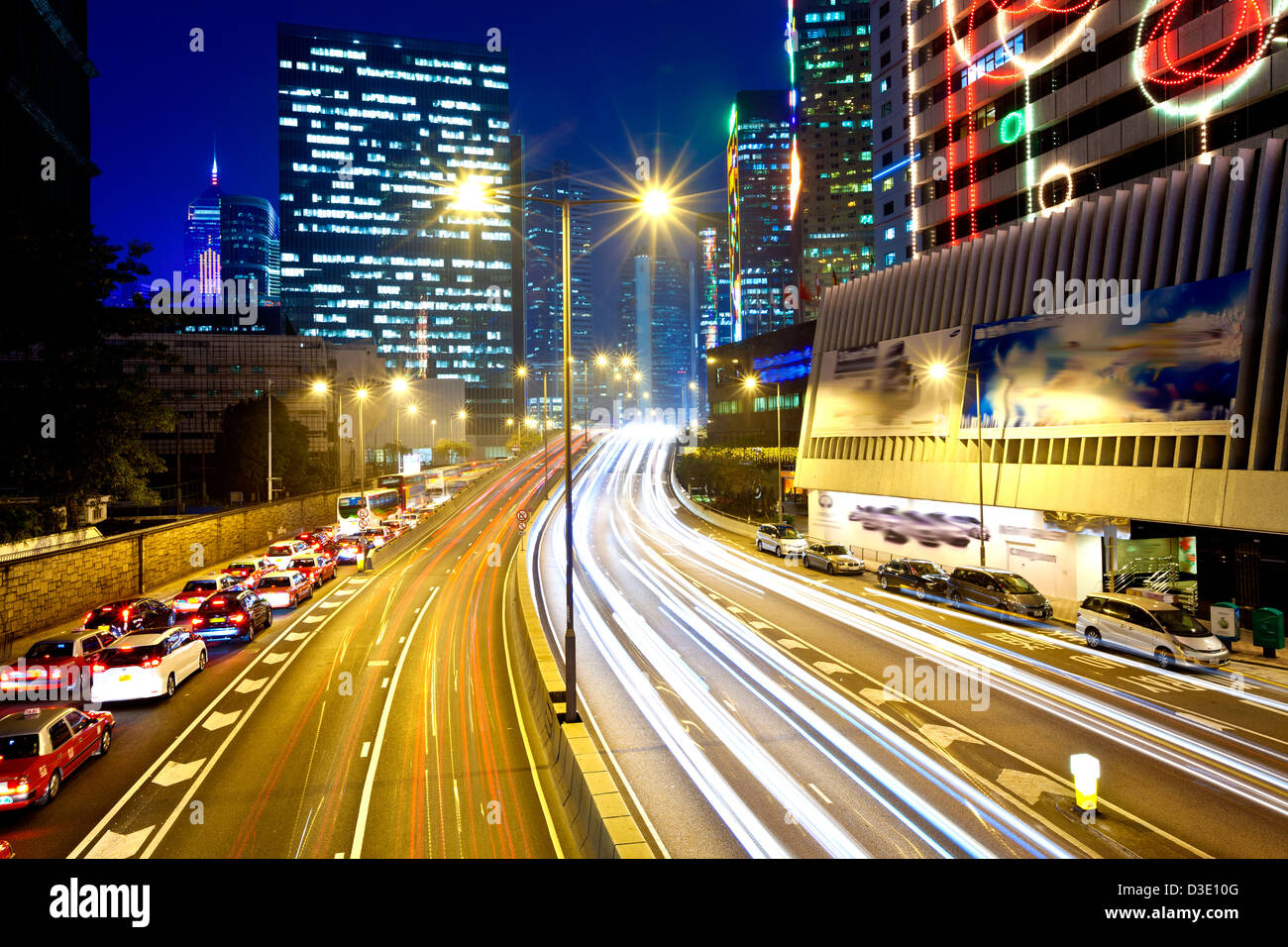 La circulation en ville moderne de nuit Banque D'Images
