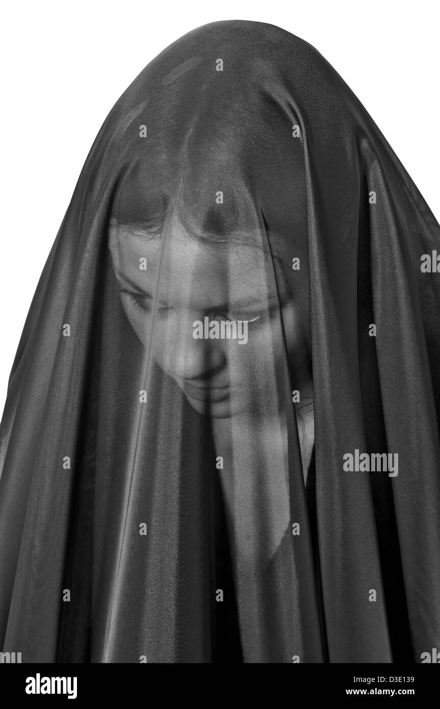 Sad girl en deuil voile noir isolé sur fond blanc, l'image monochrome Photo  Stock - Alamy