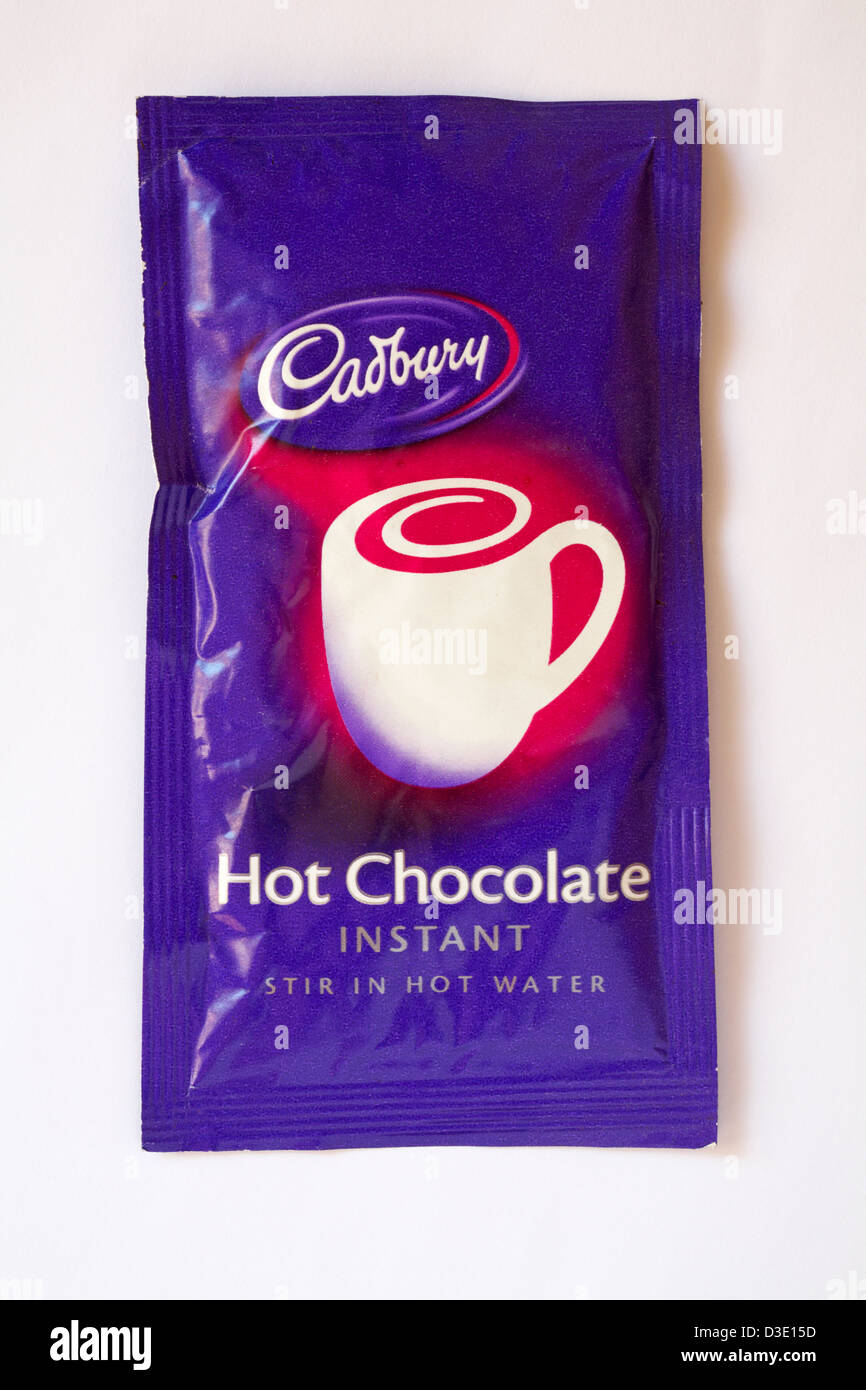 Sachet de Cadbury chocolat chaud instantané remuer dans l'eau