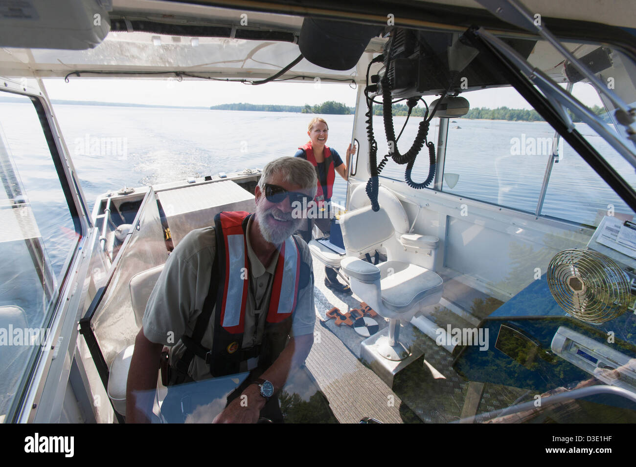 Deux ingénieurs sur bateau de service prépare à prendre des échantillons d'eau de l'eau l'approvisionnement Banque D'Images