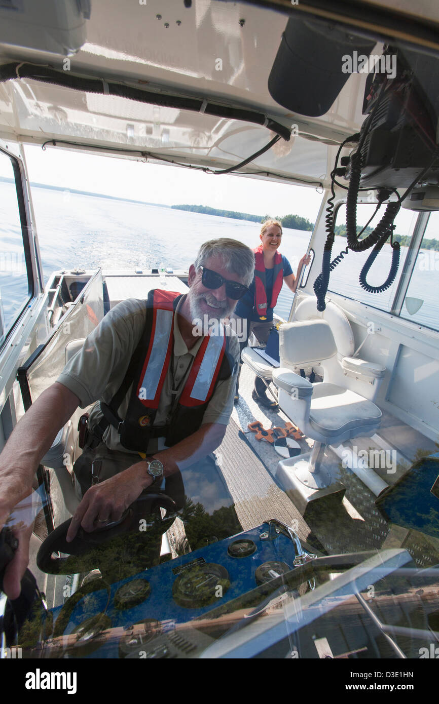 Deux ingénieurs sur bateau de service prépare à prendre des échantillons d'eau de l'eau l'approvisionnement Banque D'Images