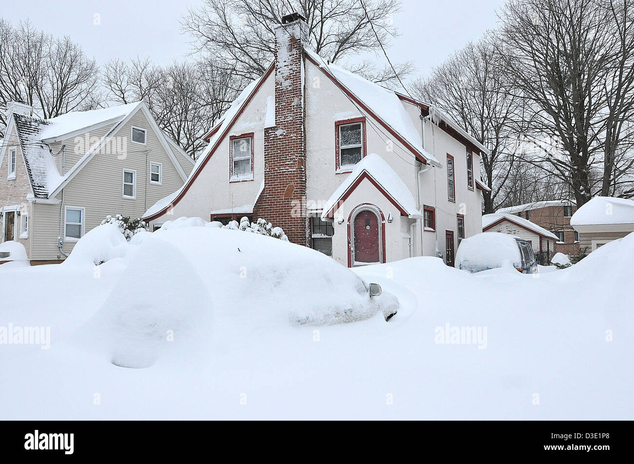 Voitures empilées en neige après blizzard Nemo a frappé New York, le dumping de neige record. Un état d'urgence a été déclaré après la tempête Banque D'Images