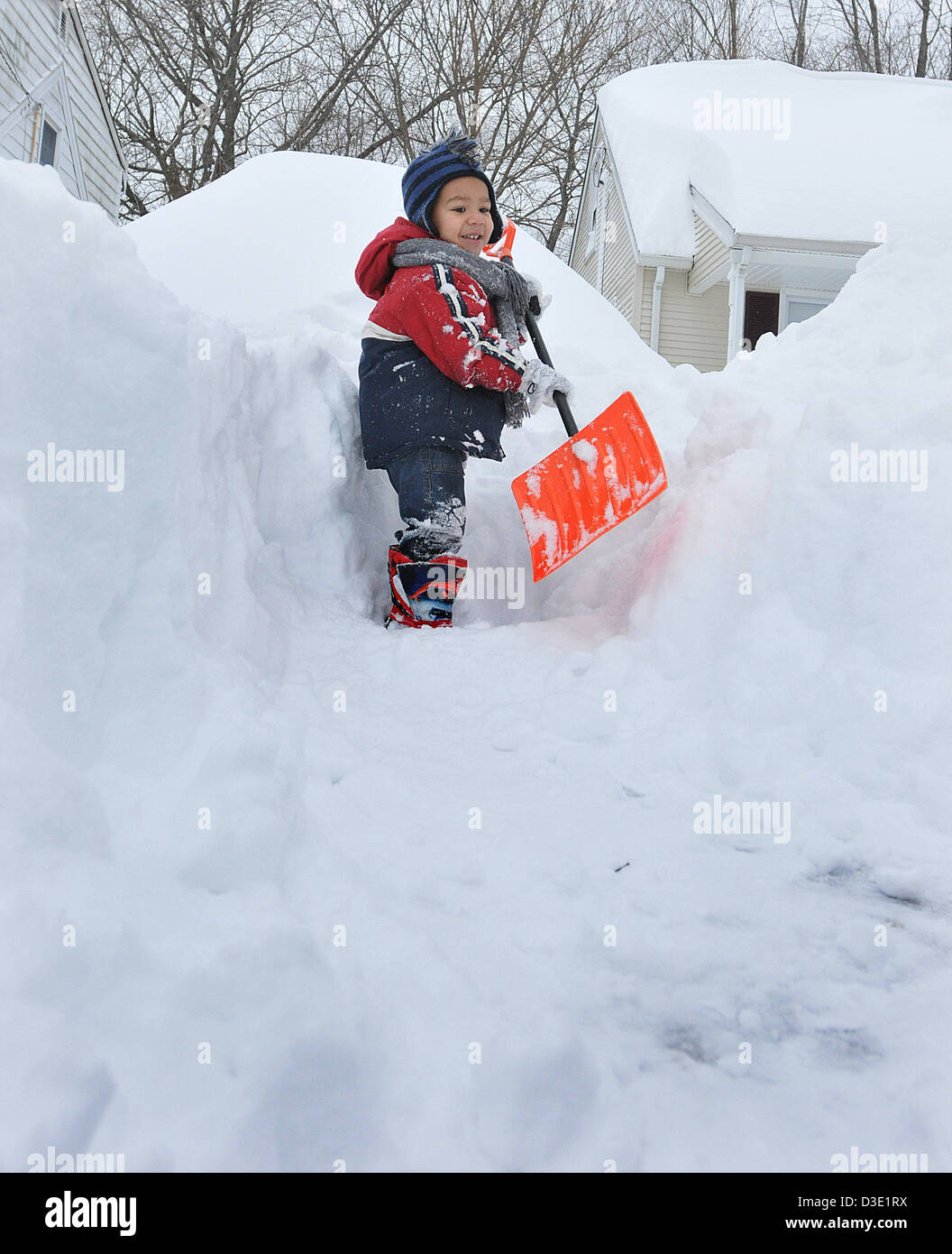 New Haven, CT USA--Kristian Kania, 3, apporte son aide à son domicile à Westville pendant le blizzard NEMO en 2013. Banque D'Images