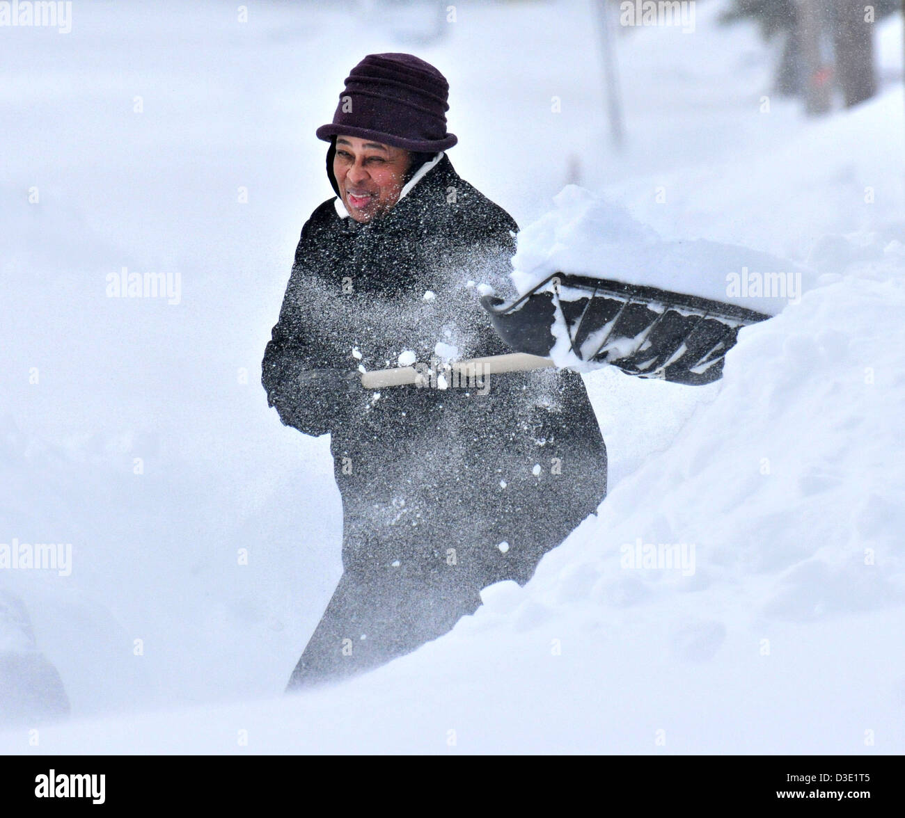 New Haven--Karen Bethea pelles sur Lowin Ave à New Haven après Nemo, une des pires tempêtes de l'histoire de CT Banque D'Images