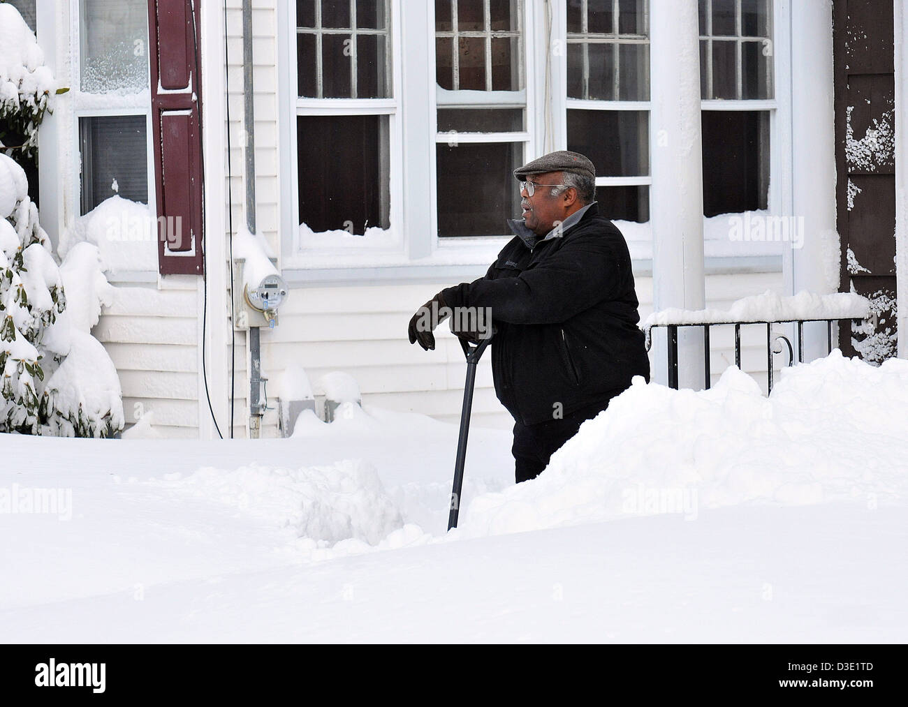 New Haven--un homme prend une pause de pelleter le long de la rue Fontaine à New Haven. Banque D'Images