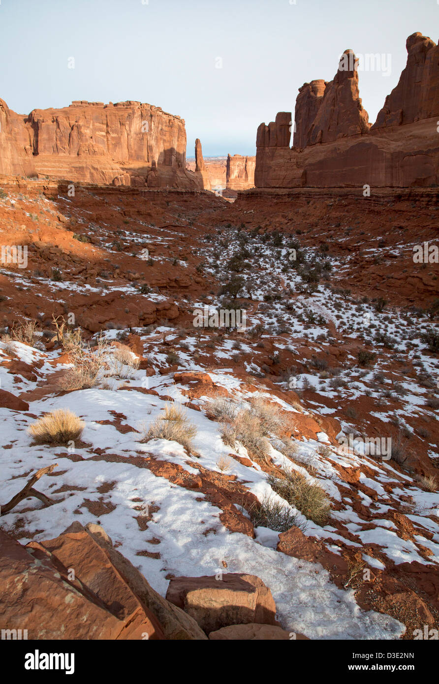 Moab, Utah - La vallée aux parois de roche connue sous le nom de Park Avenue à Arches National Park en hiver. Banque D'Images