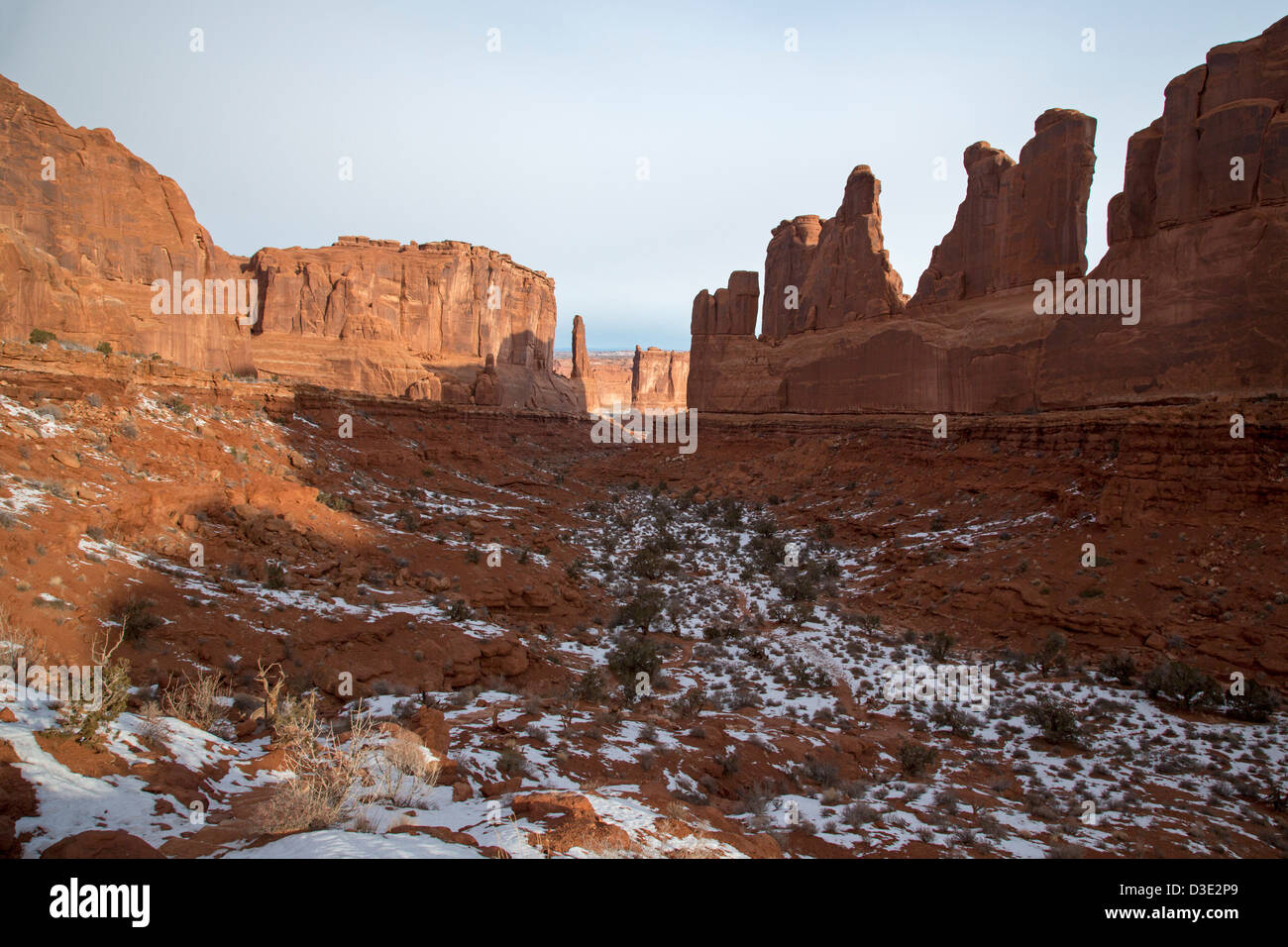 Moab, Utah - La vallée aux parois de roche connue sous le nom de Park Avenue à Arches National Park en hiver. Banque D'Images