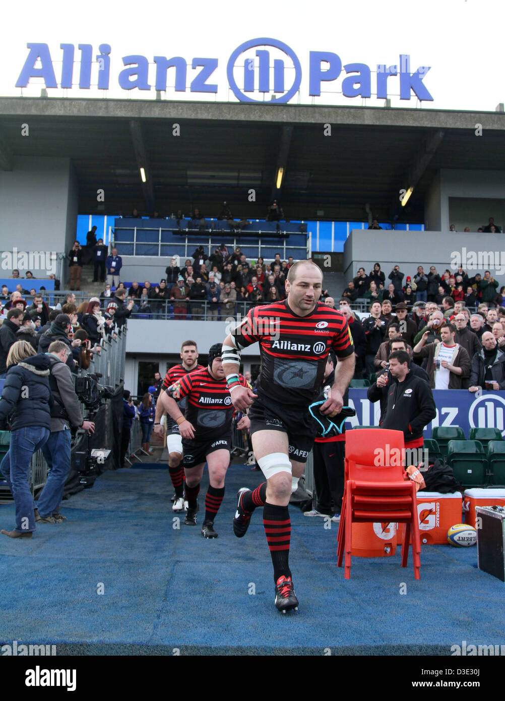 Hendon, au nord de Londres, UK Saracens v Exeter Chiefs rugby 16 Février, 2013 Steve Borthwick (S) mène son équipe out pour le premier grand jeu de Allianz Park. Pic : Paul Marriott Photography/Alamy Live News Banque D'Images