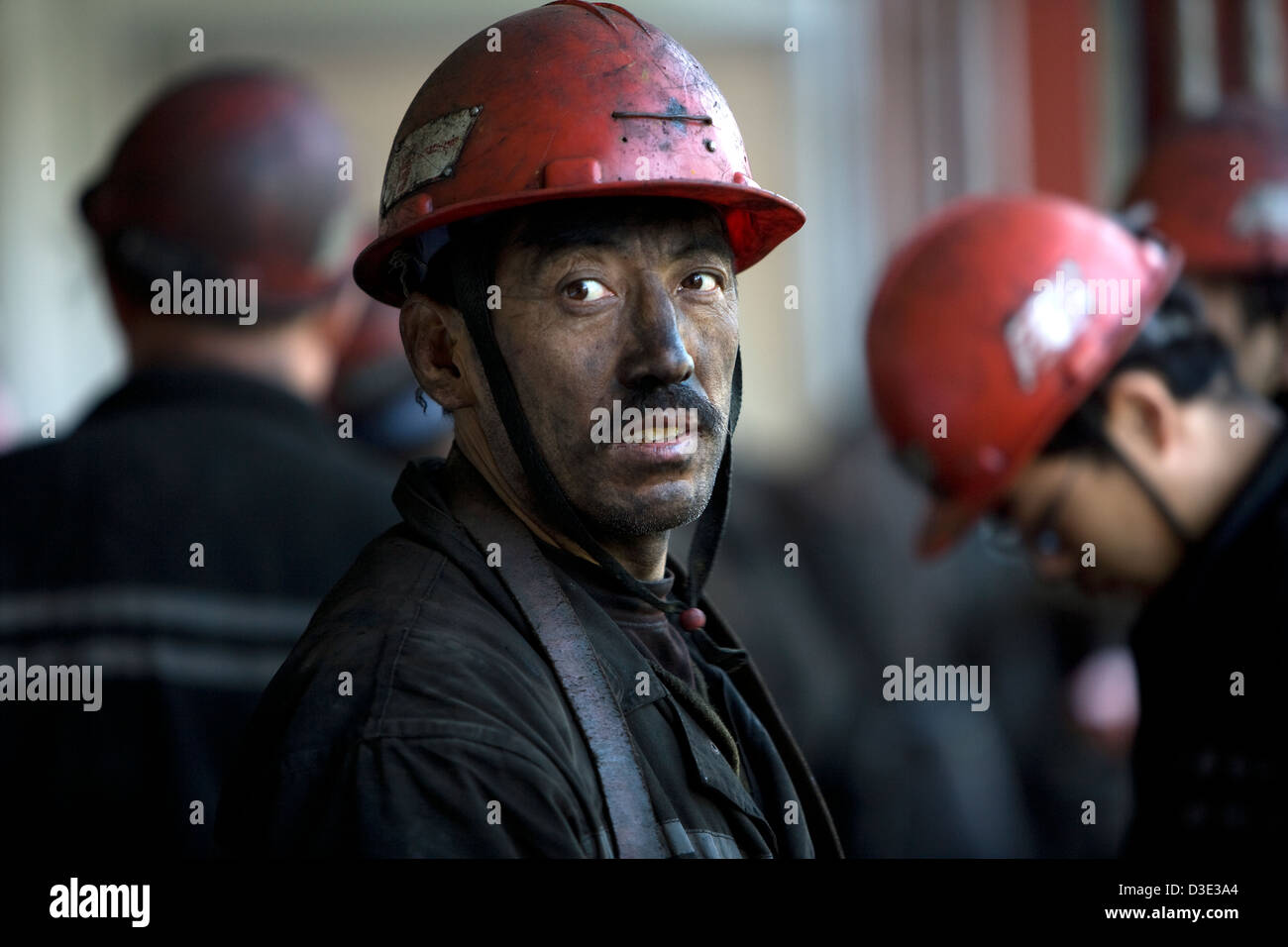 MINE DE CHARBON XIMING, Taiyuan, Chine - AOÛT 2007 : les mineurs à la fin de leur quart de leurs lampes des mineurs pour la charge. Banque D'Images