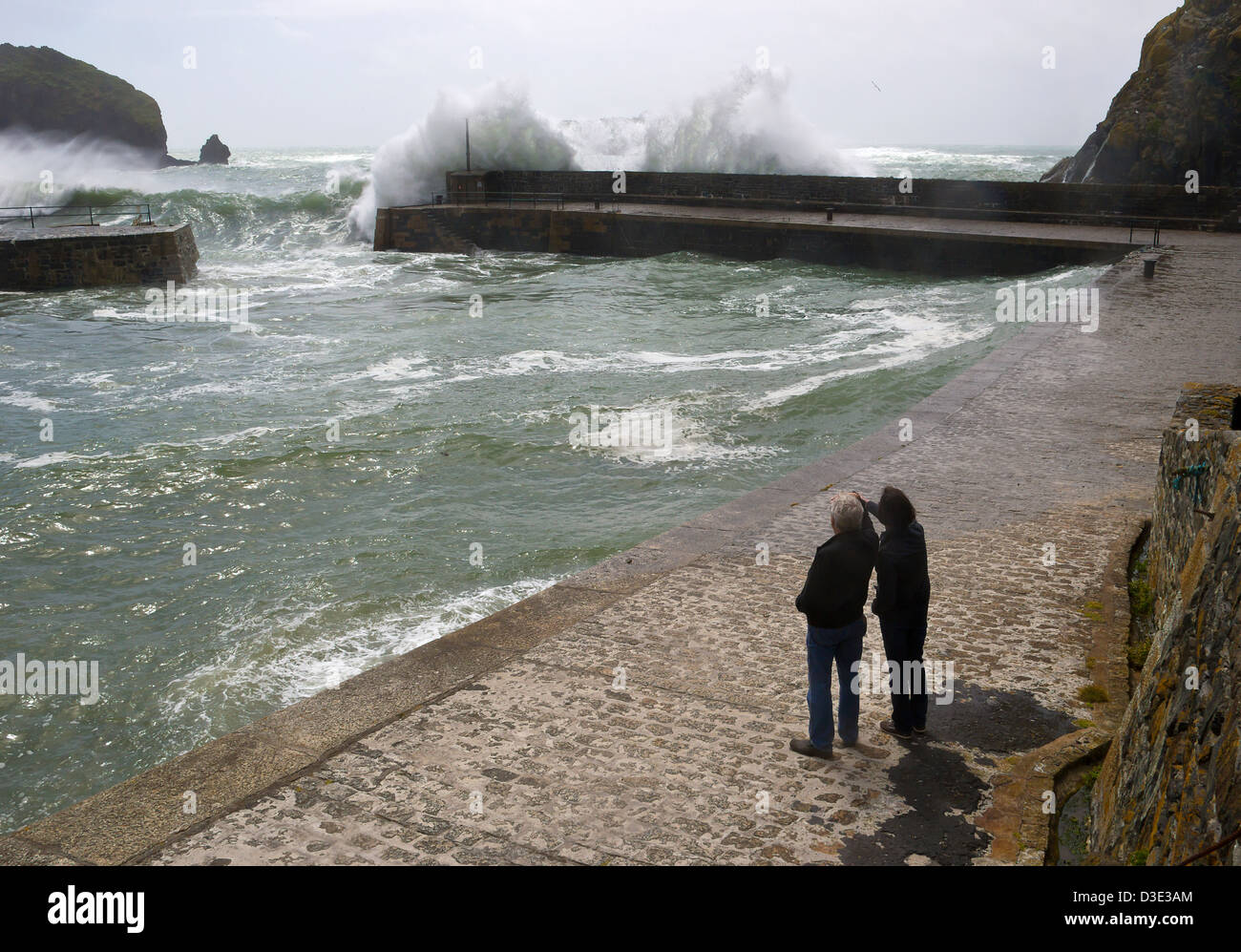 Mer Agitée à meneau Cornwall Harbour en Angleterre. Banque D'Images