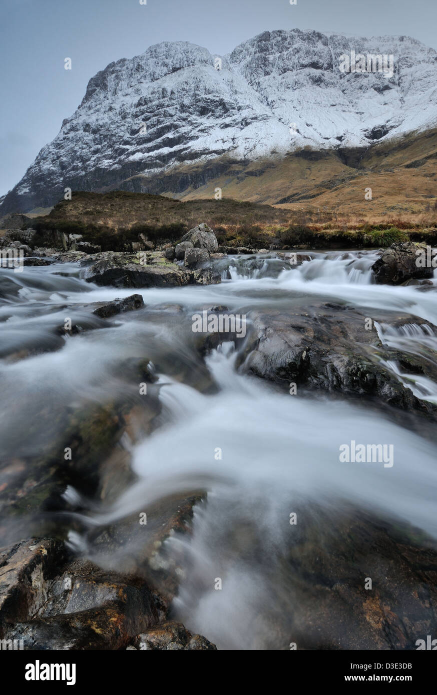 La rivière qui coule de l'Europe, avec la neige couverts Aonach Dubh se dessinent dans l'arrière-plan Banque D'Images