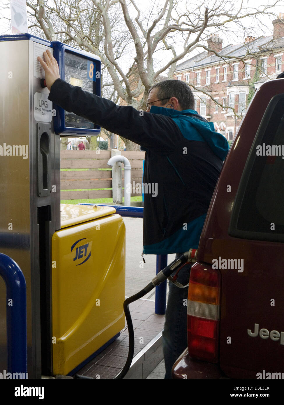 L'homme de remplir une voiture avec du carburant GPL Banque D'Images