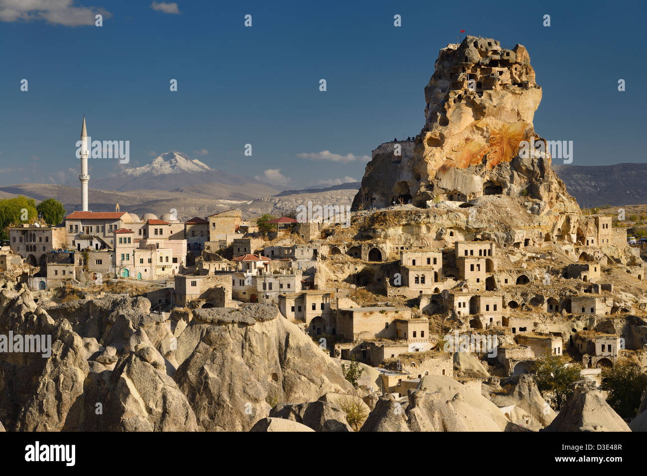 Voir d'ortasihar rock castle avec minaret mont Erciyes et cheminées de fées de Cappadoce Turquie Banque D'Images