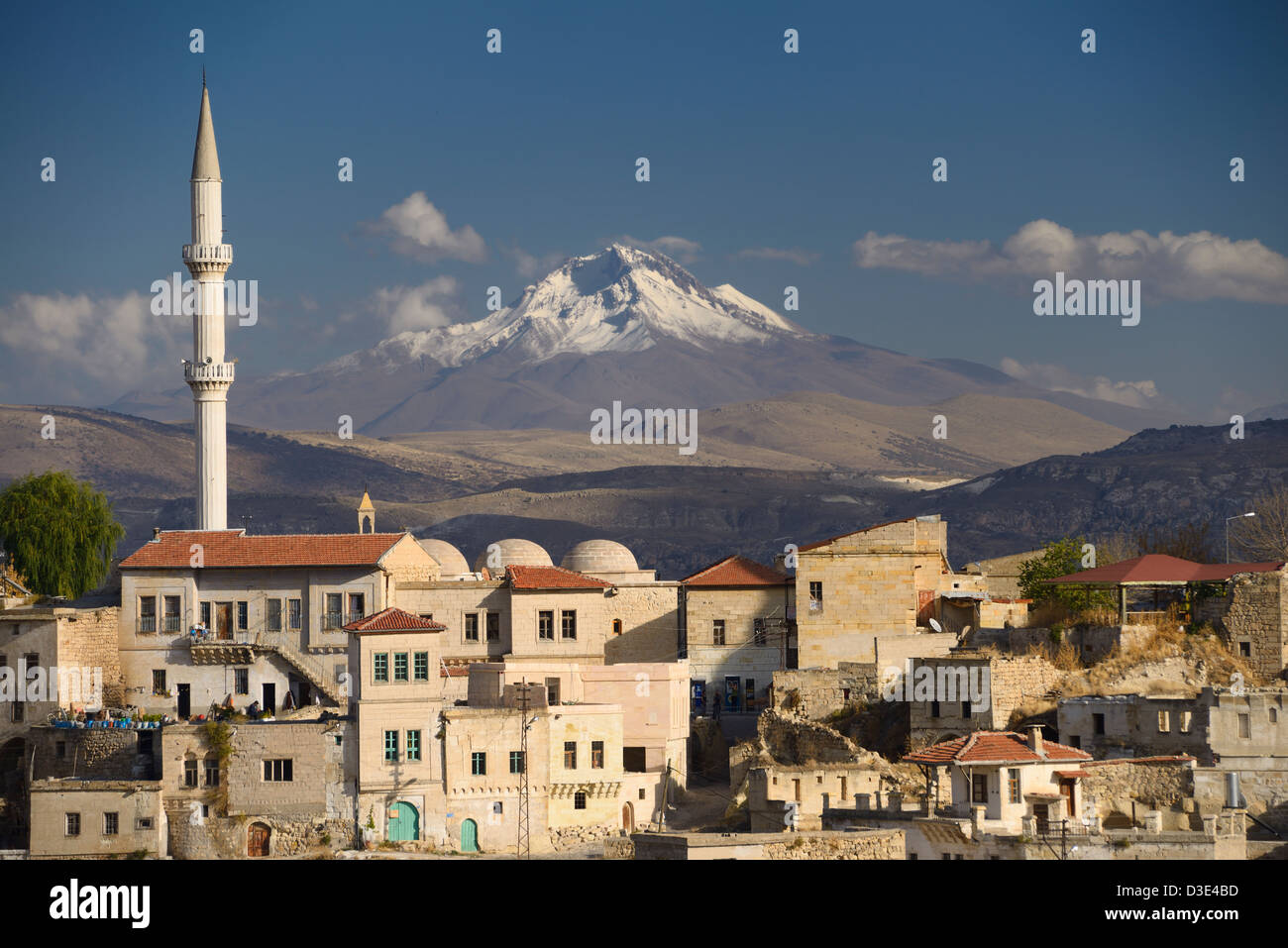 Maisons et mosquée en ortasihar avec vue sur le mont Erciyes volcan dormant la Cappadoce Turquie Banque D'Images