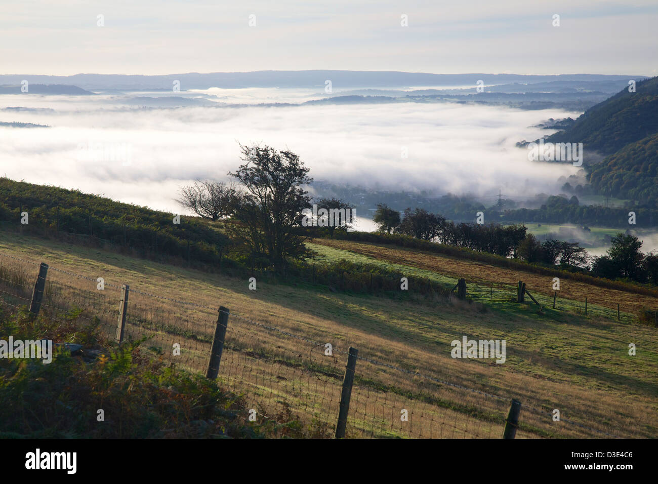 La brume de l'Usk à partir de pen-y-Fal, Monmouthshire Banque D'Images