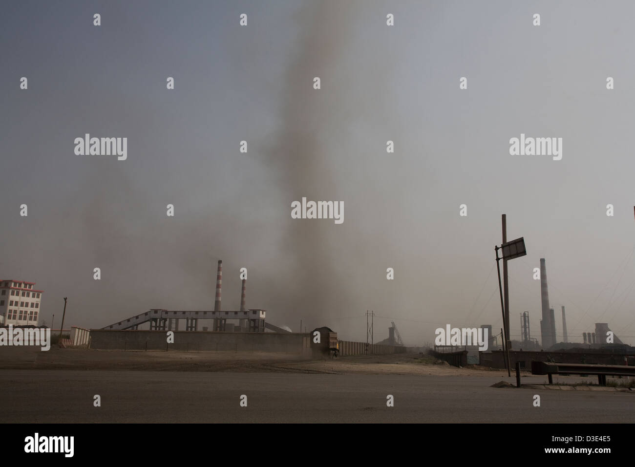 WU HAI, Mongolie intérieure, CHINE - AOÛT 2007 : Un camion de charbon offre plus de carburant à des usines à la périphérie de la ville Banque D'Images