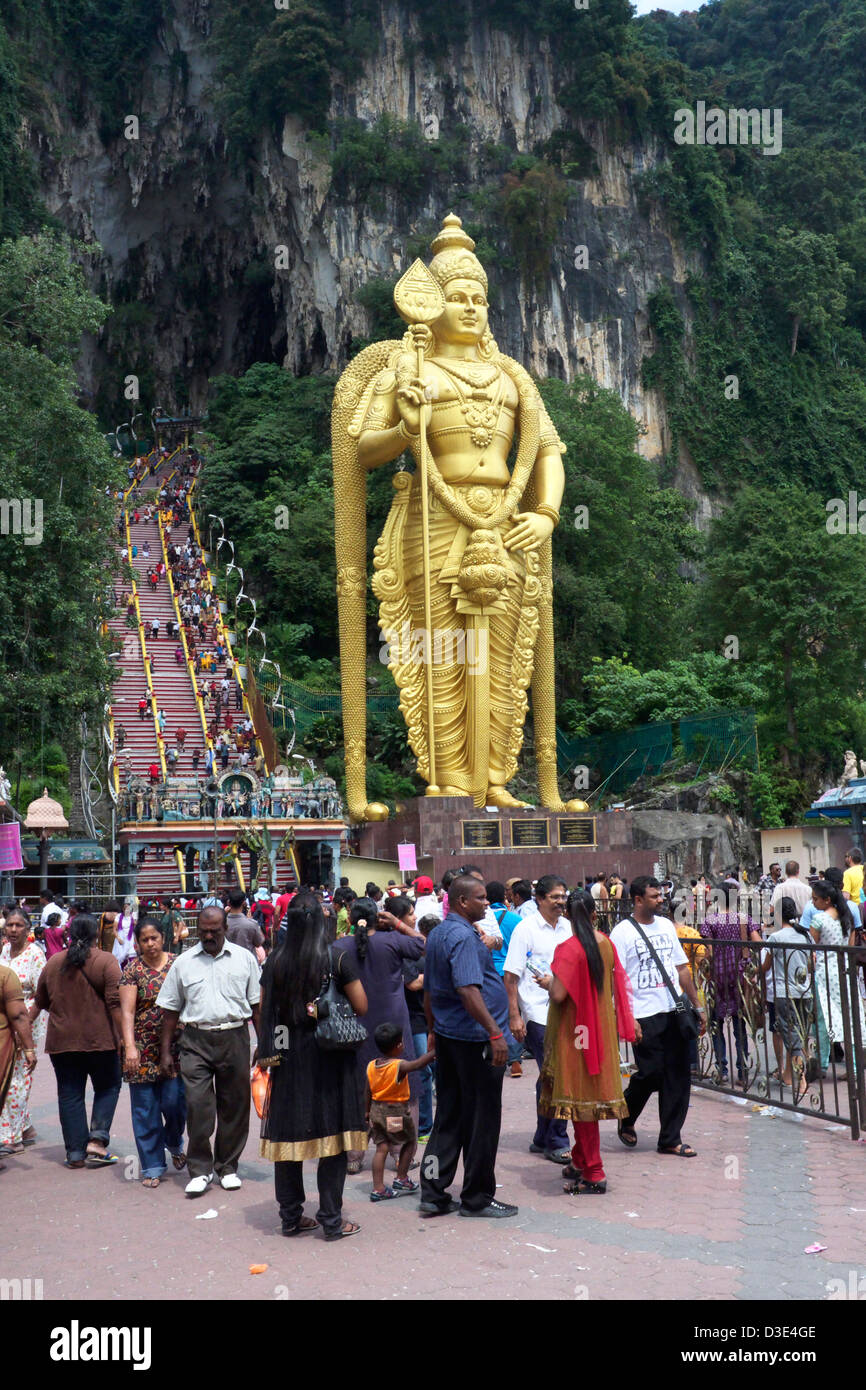 Statue de Lord Murugan et étapes menant à Batu Caves pendant Thaipusam festival à Kuala Lumpur, Malaisie, janvier 2013 Banque D'Images