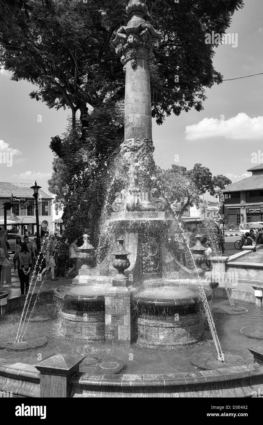 Fontaine de la reine Victoria à Melaka, Malaisie en noir et blanc Banque D'Images