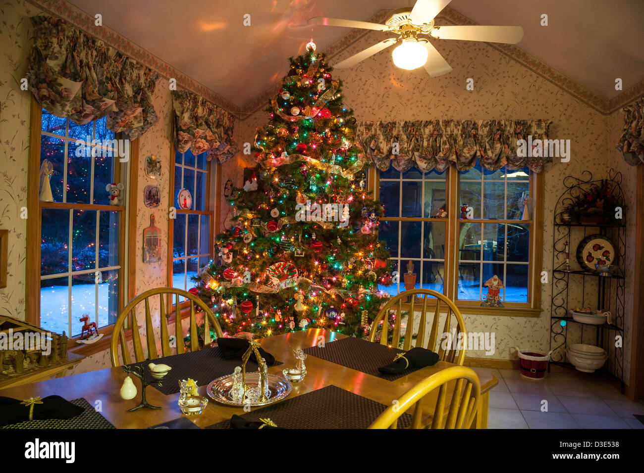 Sapin de Noël dans une résidence de banlieue, avec neige à l'extérieur, Nouvelle-Angleterre, États-Unis 2013 Banque D'Images