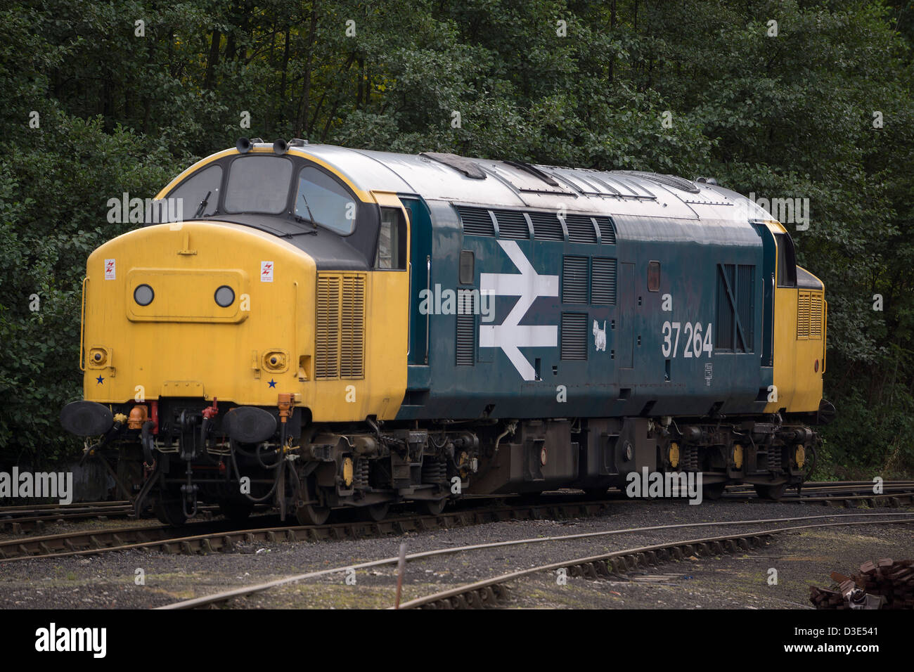 Locomotive diesel de la classe 37 est considéré stationnaire à grosmont ateliers Yorkshire du nord. Banque D'Images