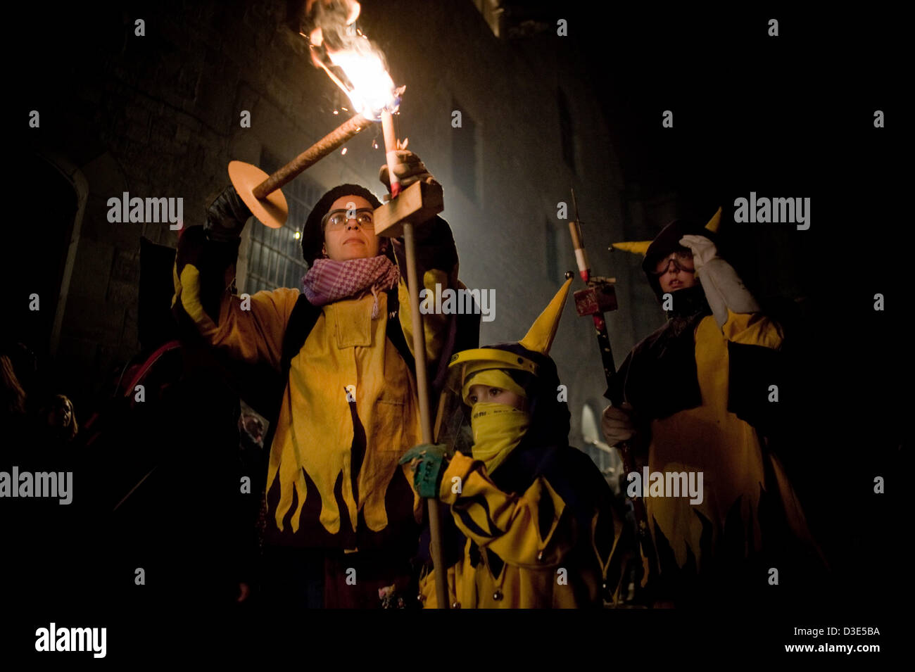 Barcelone, Espagne. 17 Février, 2013. Un jeune diable est sur le point de s'enfuir avec un pétard allumé. Dans le cadre de la fête de Santa Eulalia a été tenu un children's 'Correfoc' dans les ruelles du quartier gothique de Barcelone. Correfocs sont une vieille tradition catalane où les gens habillés en démons sauter des pétards et des fusées éclairantes. Crédit : Jordi Boixareu/Alamy Live News Banque D'Images