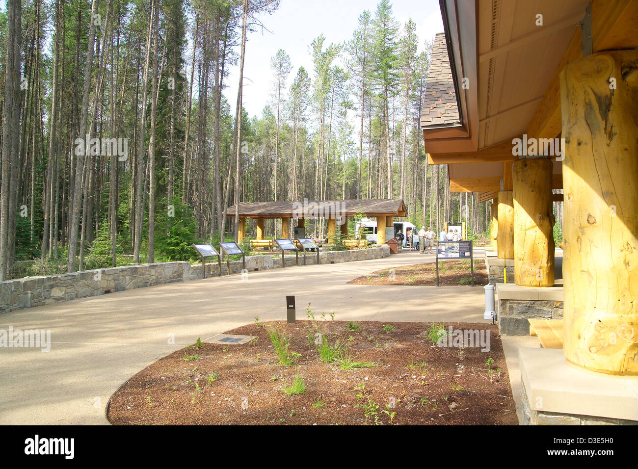 Le centre de transit Apgar dans le parc national Glacier, Montana, est un établissement certifié LEED Or. Il sert de centre de transport pour les visiteurs, offrant des services d'autobus, des expositions et des programmes éducatifs sur les ressources naturelles et culturelles du parc. Banque D'Images