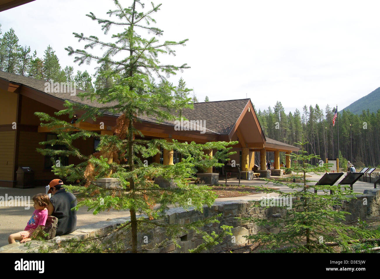 Le centre de transit Apgar du parc national Glacier dans le Montana est un bâtiment certifié LEED Or qui offre des services de transport aux visiteurs du parc. Le centre fournit des bus pour des visites guidées et des expositions interprétatives, améliorant l'expérience des visiteurs tout en promouvant la durabilité et la gérance de l'environnement. Banque D'Images