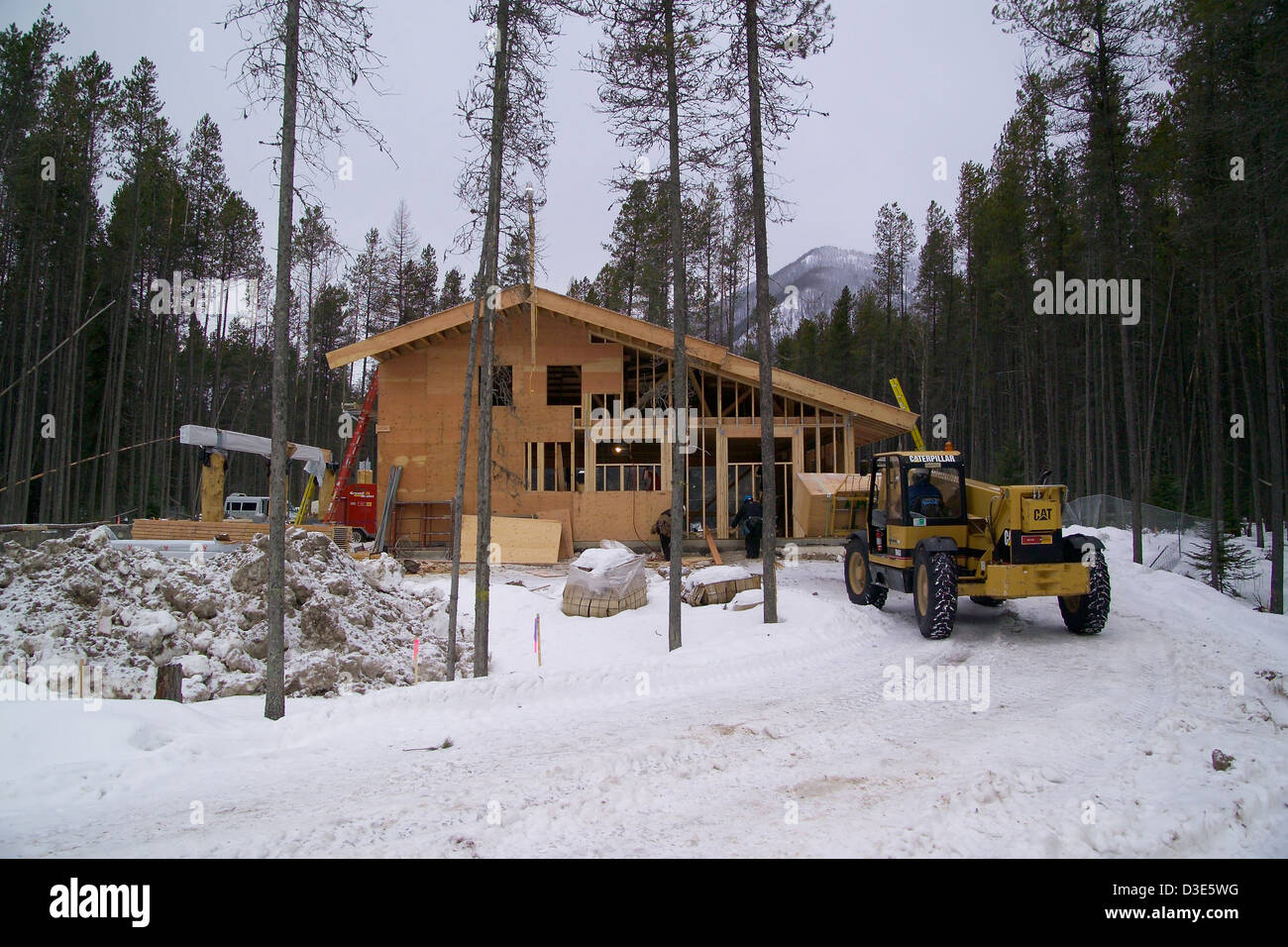 Le centre de transit Apgar du parc national Glacier dans le Montana est un bâtiment certifié LEED qui promeut le transport durable. Il sert de carrefour de transport pour les visiteurs du parc, offrant des solutions écologiques et soutenant les objectifs environnementaux du parc. Banque D'Images