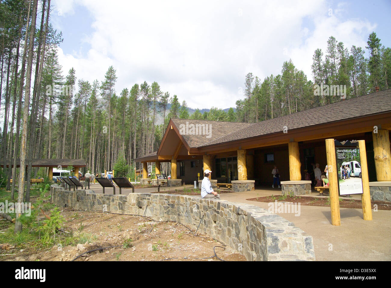 Le centre de transit Apgar dans le parc national Glacier, Montana, est un établissement certifié LEED Or qui offre des services de transport, des expositions et des interprétations environnementales aux visiteurs, améliorant ainsi leur expérience dans le parc. Banque D'Images