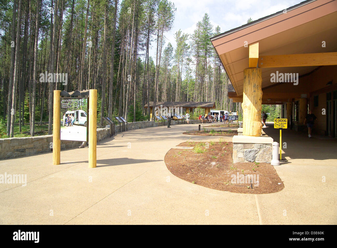 Le centre de transit Apgar dans le parc national Glacier, situé dans le Montana, est un établissement certifié LEED Or qui améliore le transport des visiteurs tout en promouvant la durabilité et la gérance de l'environnement. Banque D'Images