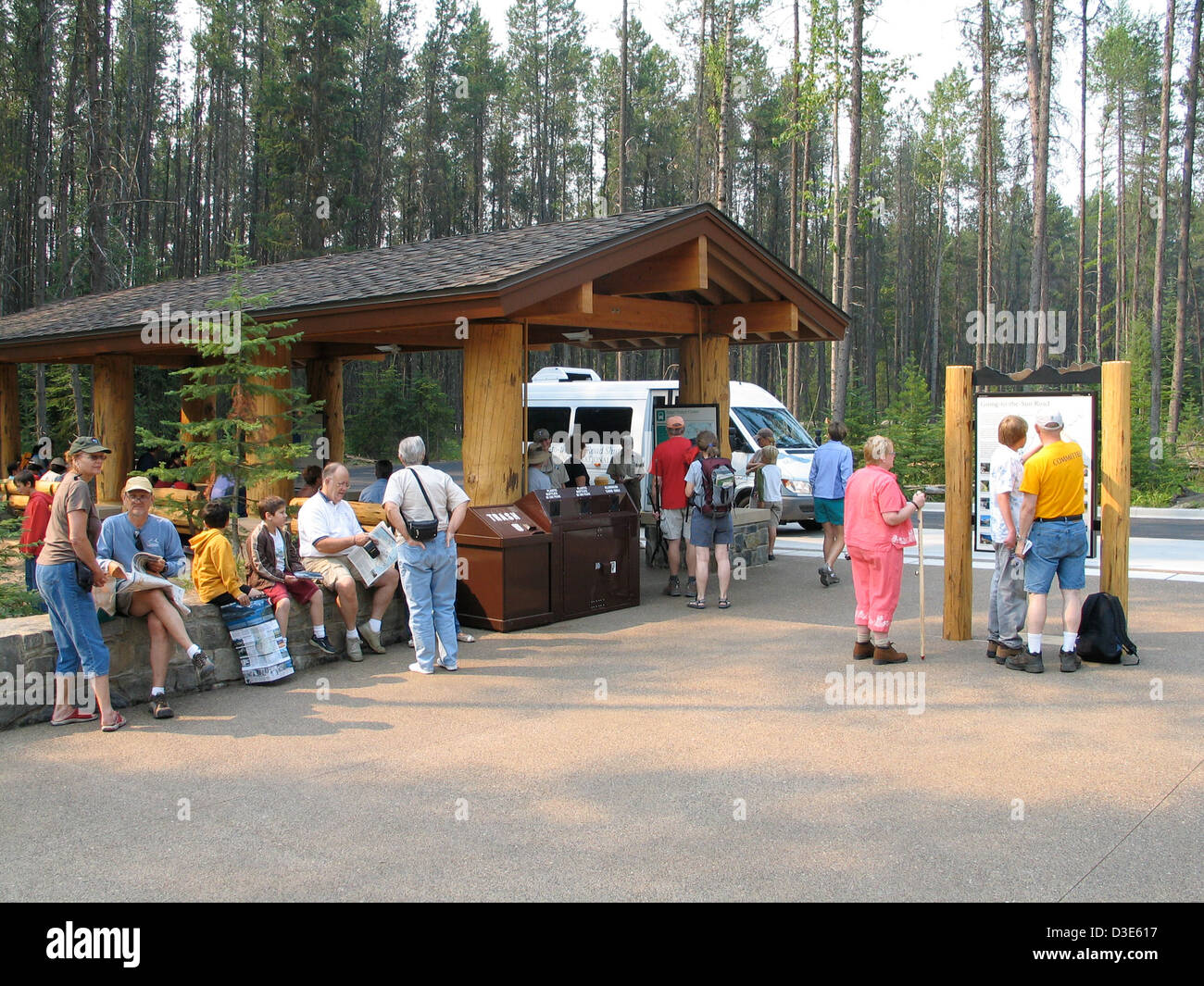 Le centre de transit Apgar dans le parc national Glacier sert de plaque tournante pour le transport des visiteurs, fournissant des services d'autobus écologiques. Le centre est certifié LEED Or, mettant l'accent sur la conception durable et la gérance de l'environnement. Banque D'Images