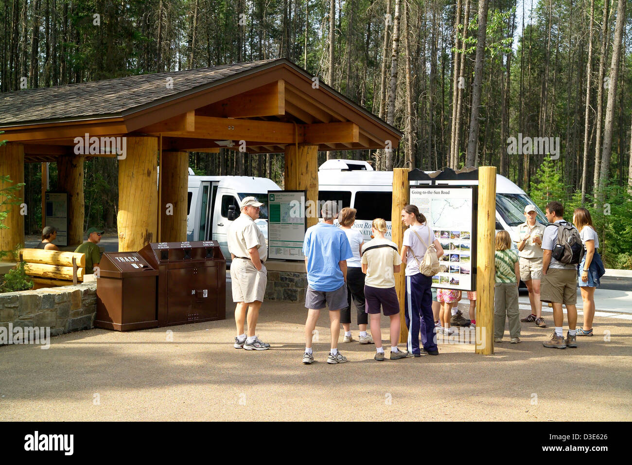 Le centre de transit Apgar dans le parc national des glaciers est certifié LEED Or, offrant des options de transport durable et des expositions qui éduquent les visiteurs sur l’environnement et les efforts de conservation du parc. Banque D'Images
