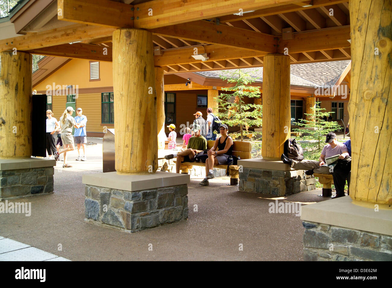 Le centre de transit Apgar du parc national des glaciers est un bâtiment certifié LEED Or qui sert de plaque tournante pour le transport des visiteurs, avec des expositions éducatives et des éléments de conception durable. Banque D'Images