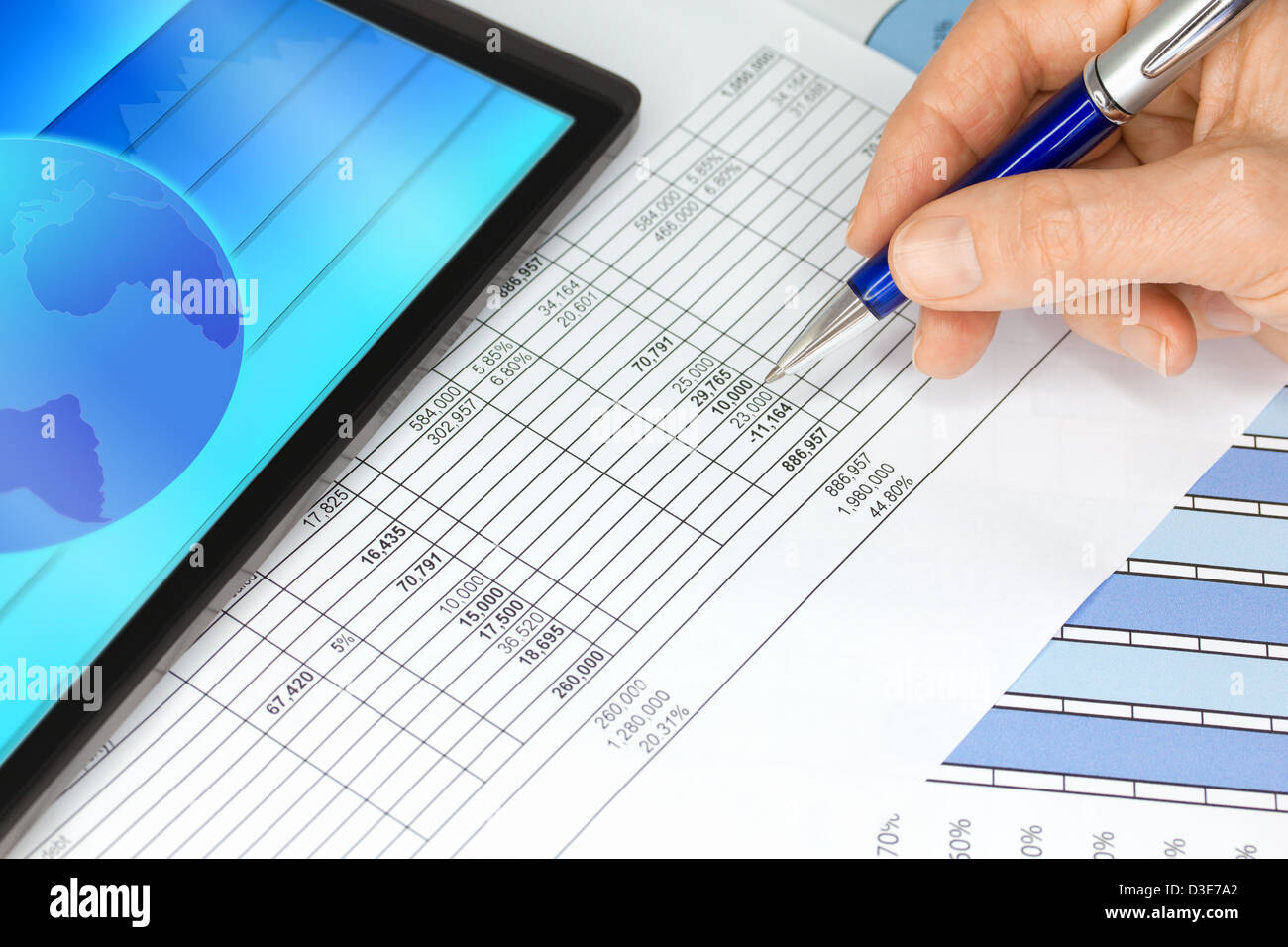 Ordinateur tablette avec stylo bleu Main Figures et graphiques Banque D'Images