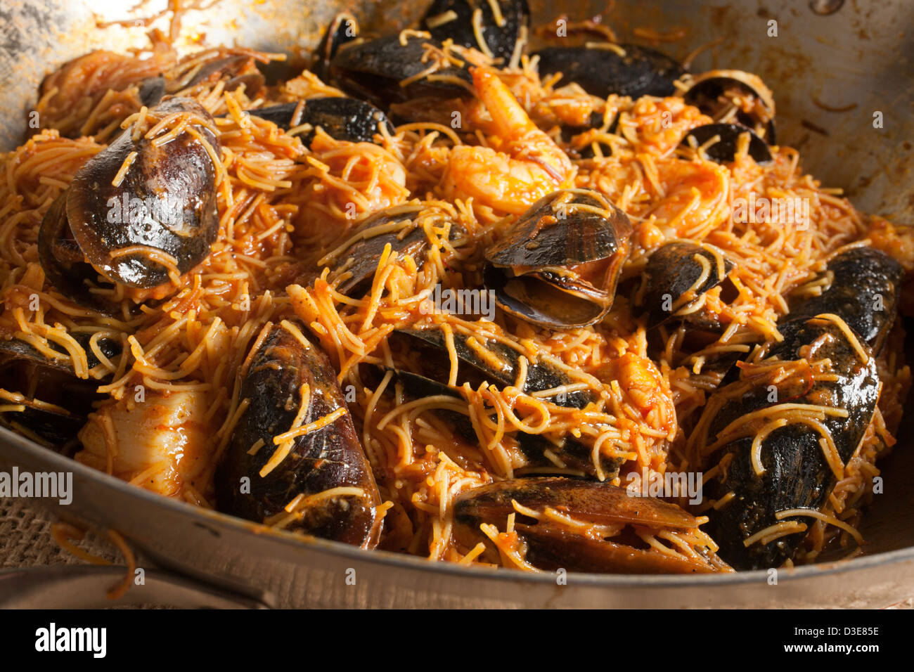 Fruits de mer espagnol et de nouilles ragoût : fideua Banque D'Images