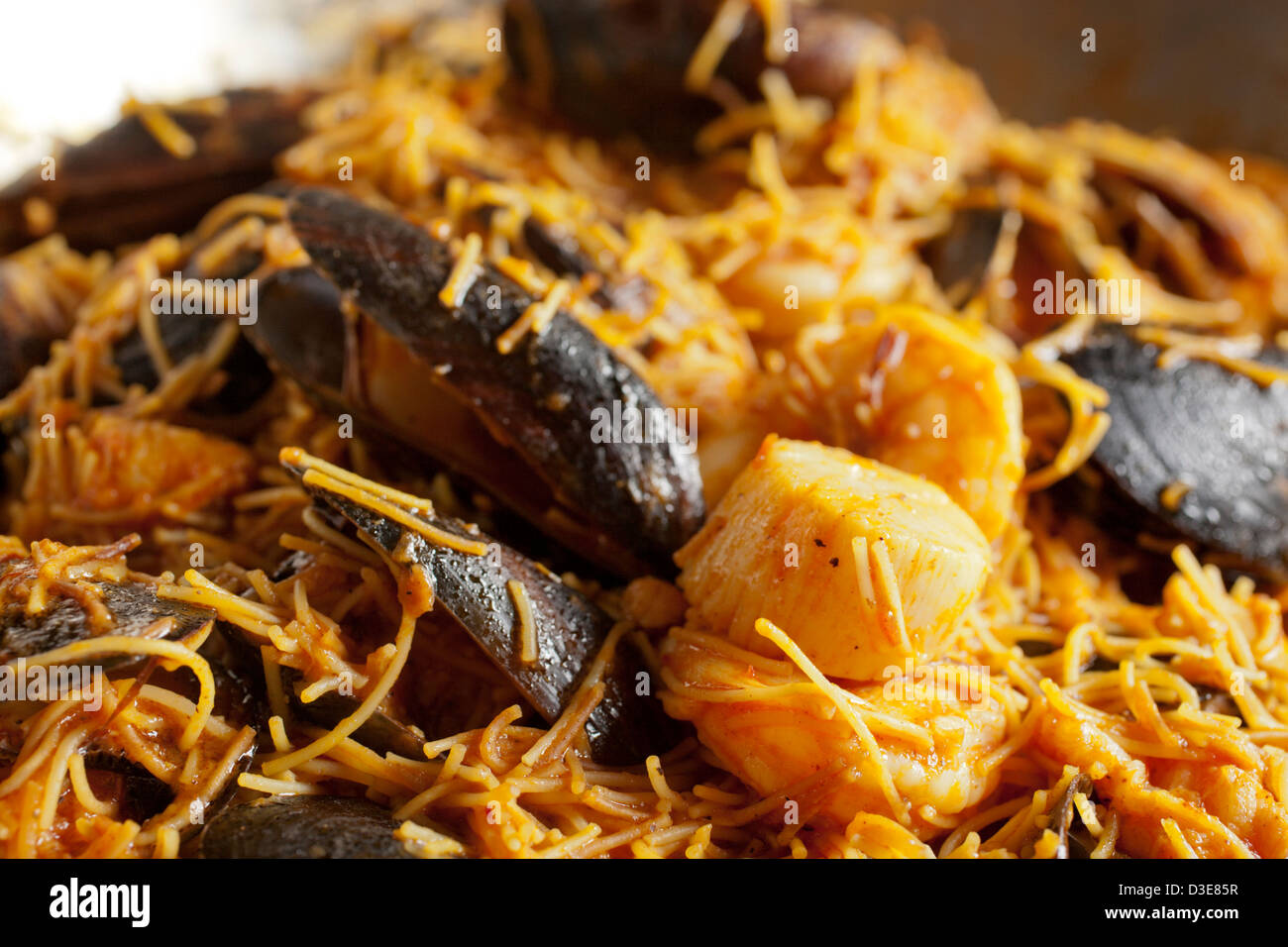 Fruits de mer espagnol et de nouilles ragoût : fideua Banque D'Images