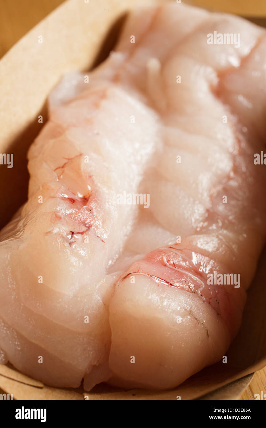 Un morceau de filet de lotte crue Banque D'Images