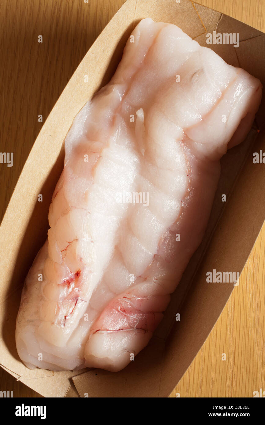 Un morceau de filet de lotte crue Banque D'Images