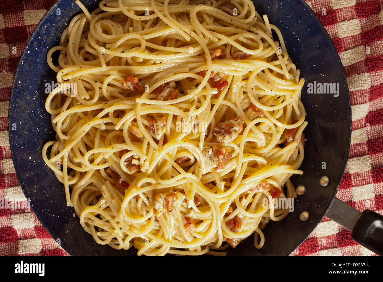 Spaghetti alla carbonara, spaghetti avec du bacon et œuf, un italien propose de Banque D'Images