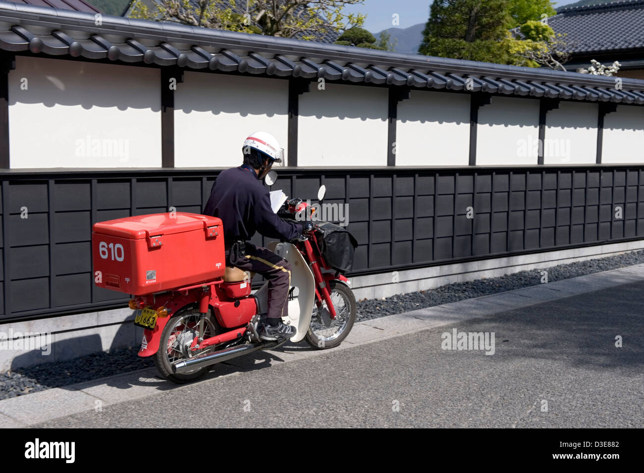 Un scooter rouge typique utilisé par le système postal japonais pour livrer le courrier dans tout le pays. Banque D'Images