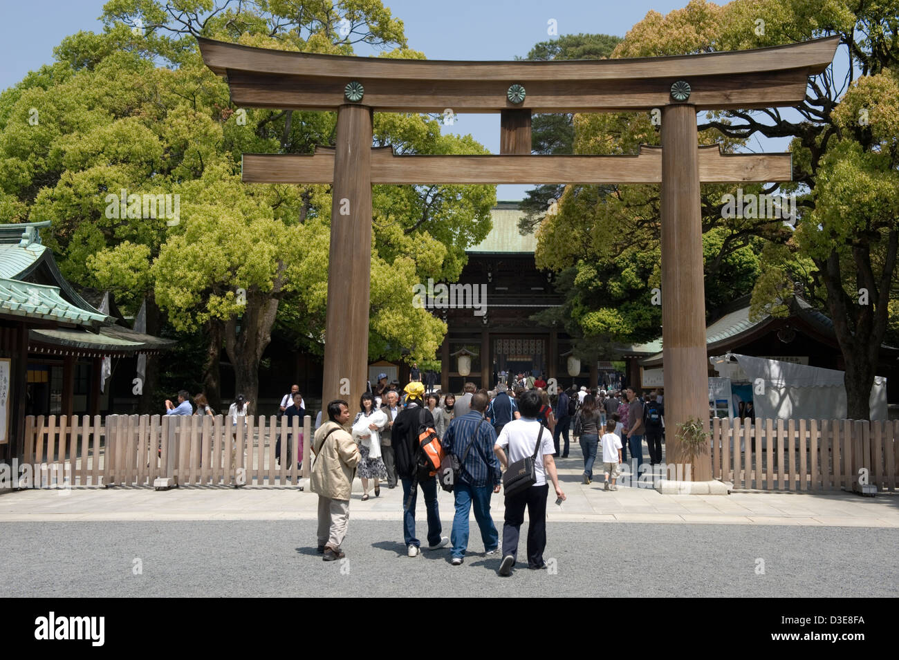 L'approche des visiteurs de torii en bois de cyprès en face de l'entrée principale à l'Impériale Meiji Jingu Shrine à Tokyo, Japon. Banque D'Images