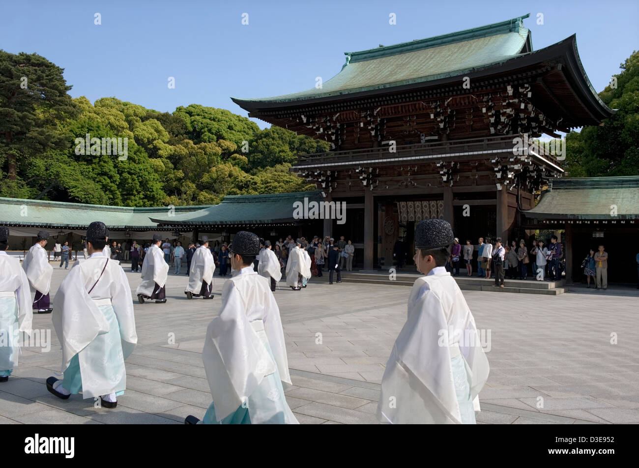 Les prêtres Shinto mars dans une procession à travers la porte principale de Meiji Jingu durant une cérémonie religieuse à Tokyo, Japon. Banque D'Images
