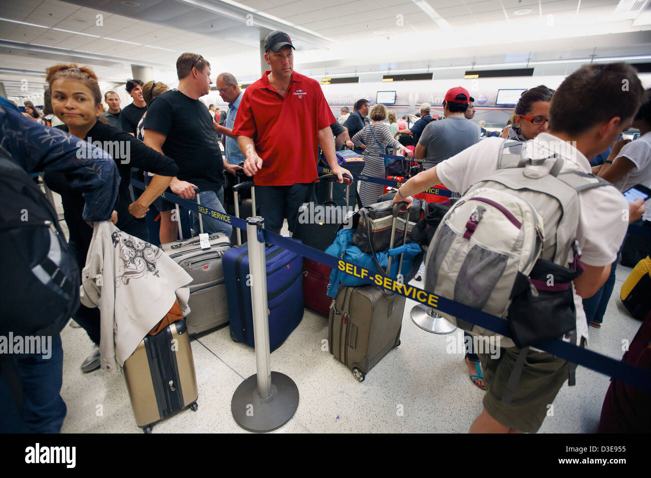 Longue file à l'enregistrement à l'aéroport de Miami Banque D'Images