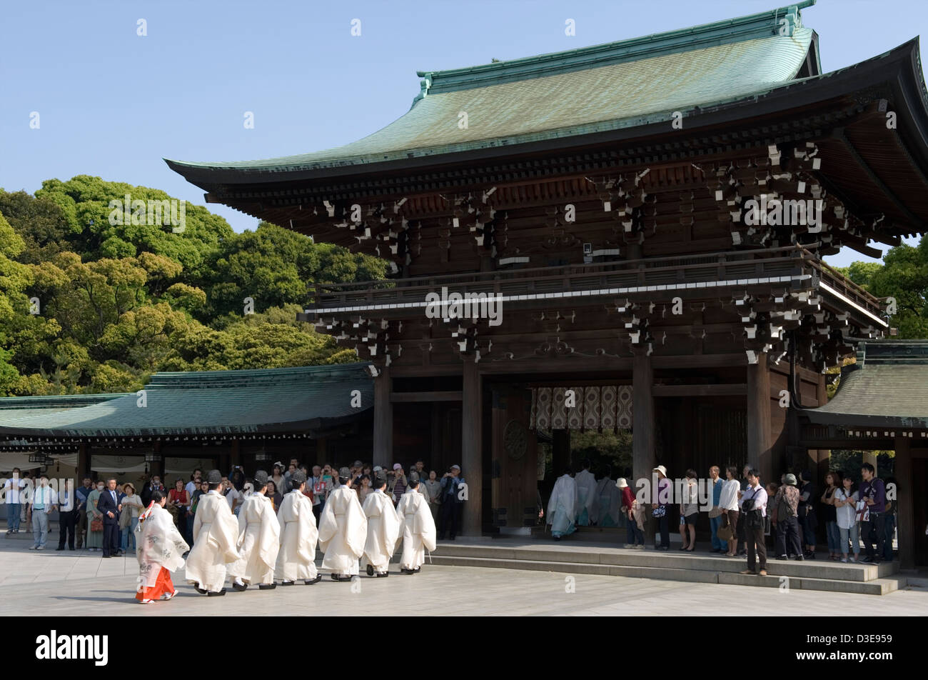 Les prêtres Shinto mars dans une procession à travers la porte principale de Meiji Jingu durant une cérémonie religieuse à Tokyo, Japon. Banque D'Images