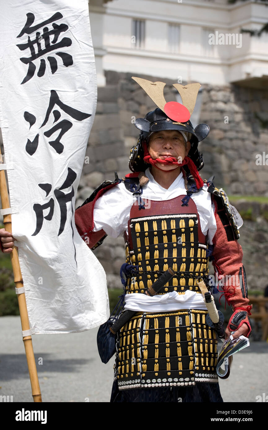 Un vieux samouraï dimanche portant un costume traditionnel de l'armure du guerrier pose pour une photo lors d'un festival au Château d'Odawara. Banque D'Images