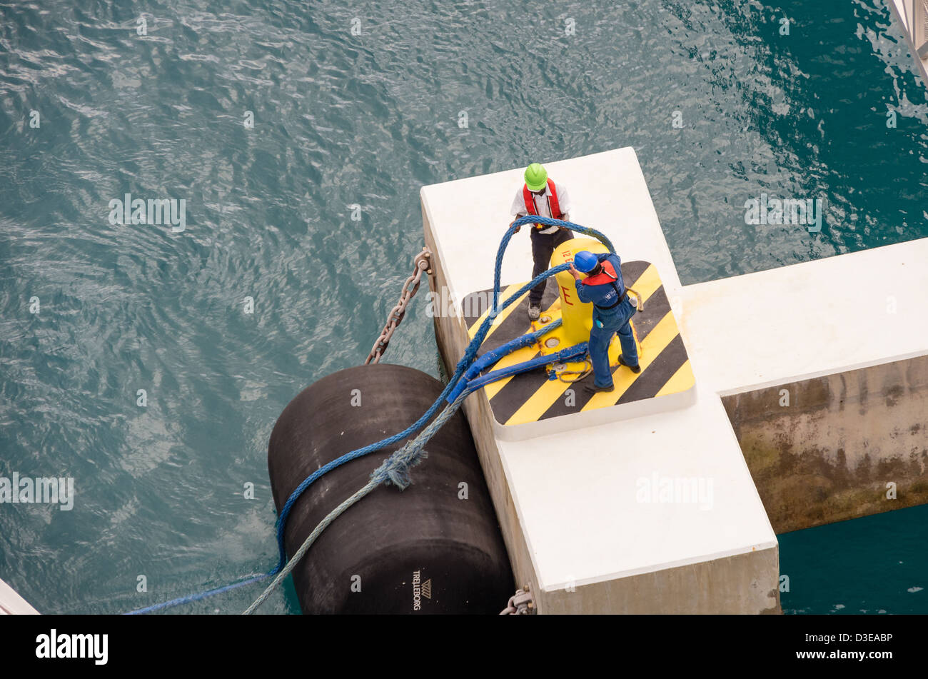 Seas, Haïti, les membres de l'équipe préparer pour rejeter les cordes l'obtention d'un bateau de croisière à quai Banque D'Images