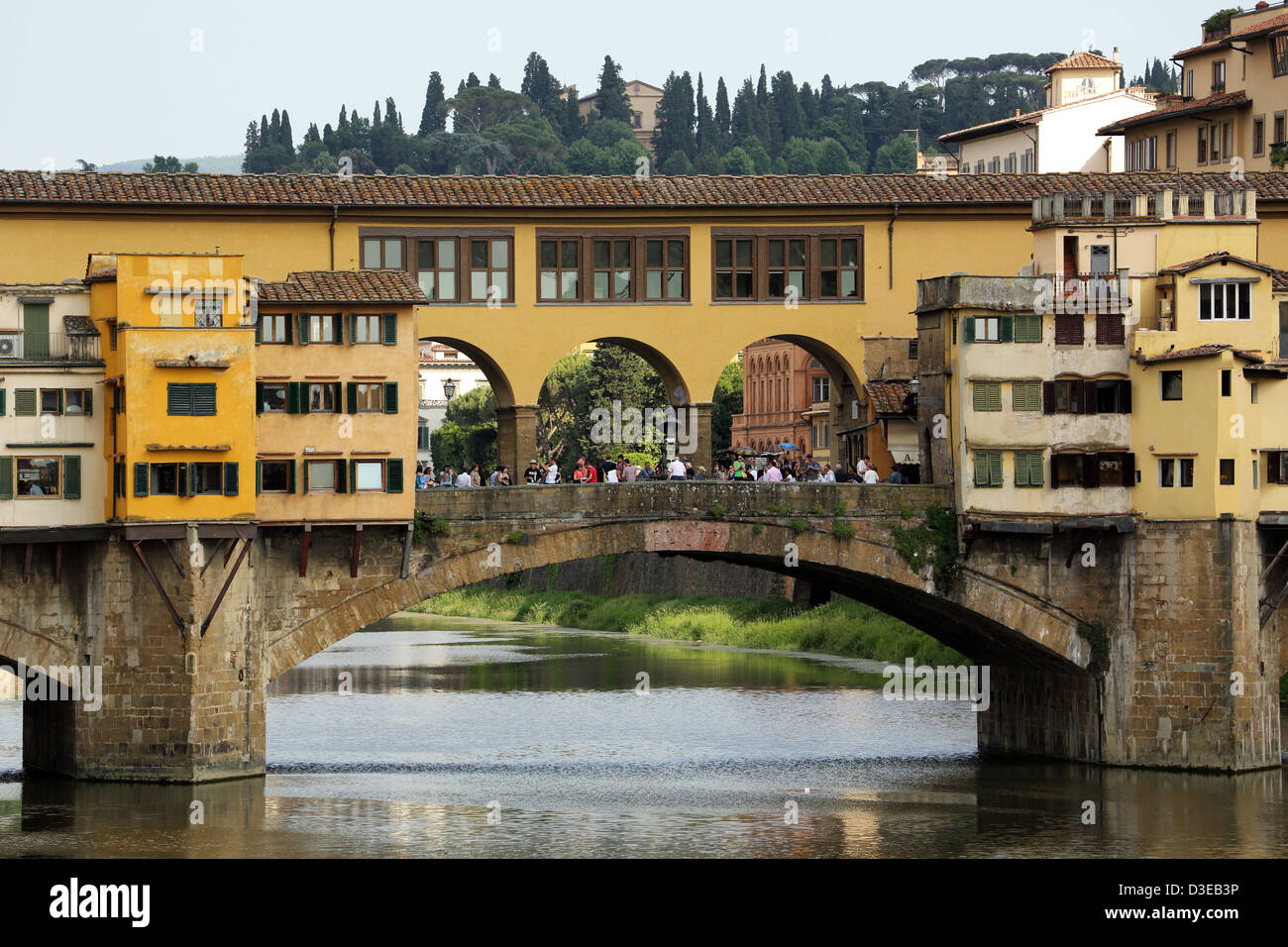 Le Ponte Vecchio est l'emblématique pont historique à Florence Italie. Banque D'Images
