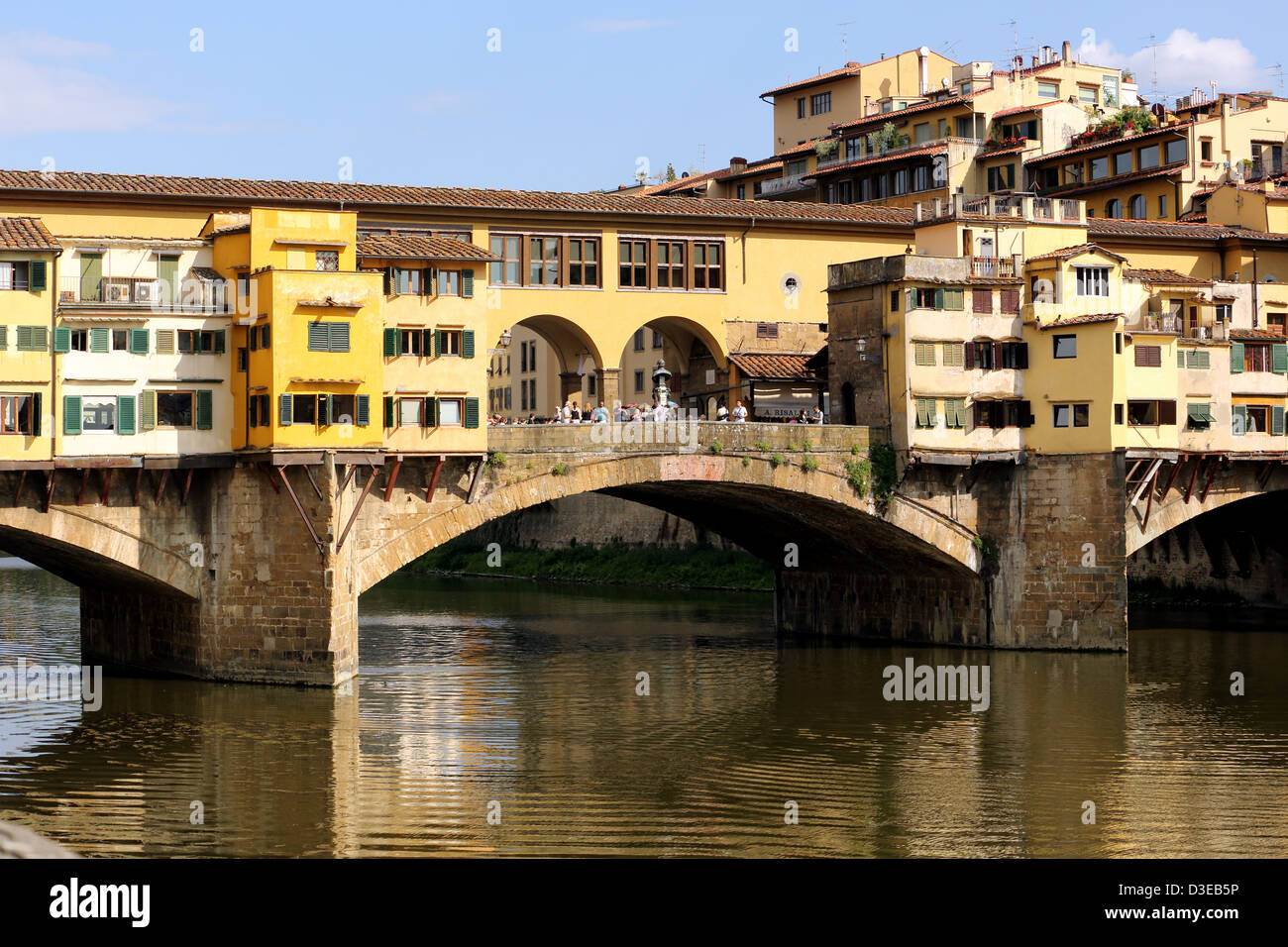 Les touristes se sont réunis sur le Ponte Vecchio à Florence en Italie. Il a été construit en 1345 par Taddeo Gaddi. Banque D'Images