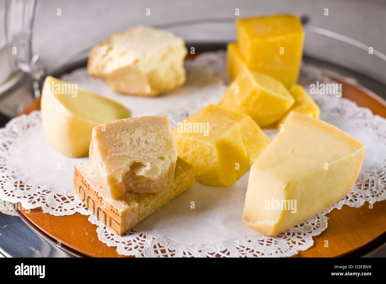 Variété de fromages sur une serviette de table en dentelle. Banque D'Images
