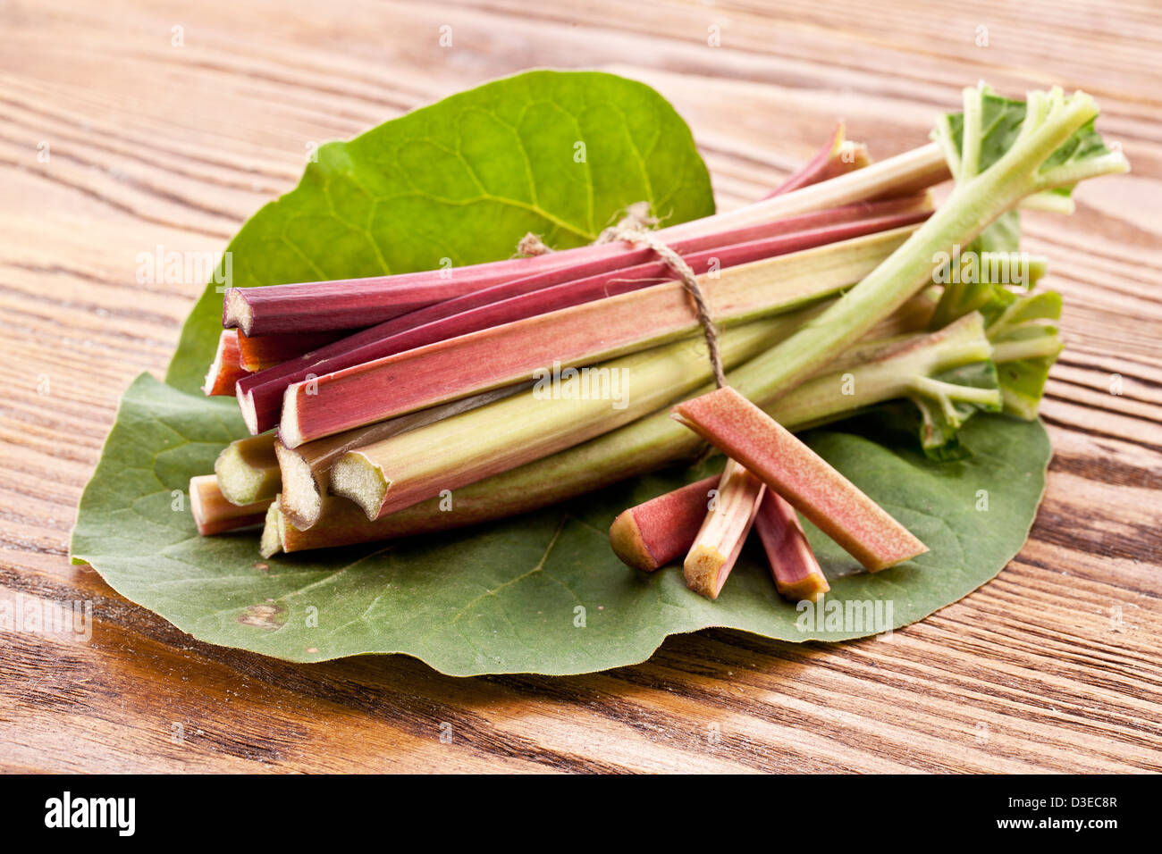 Les tiges de rhubarbe sur une table en bois. Banque D'Images